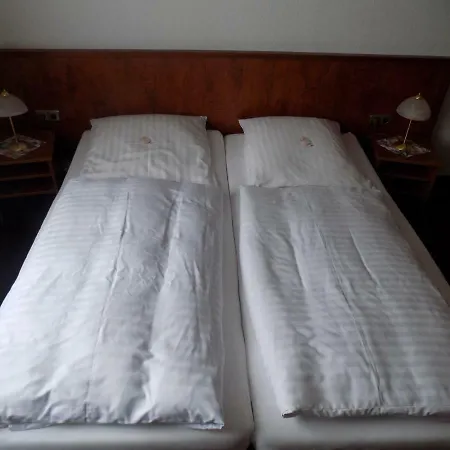 Landgasthaus Eichenkrug * اميلينغاوسين