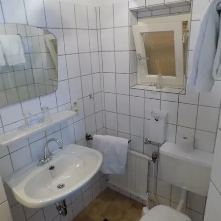 بيت ريفي Landgasthaus Eichenkrug *